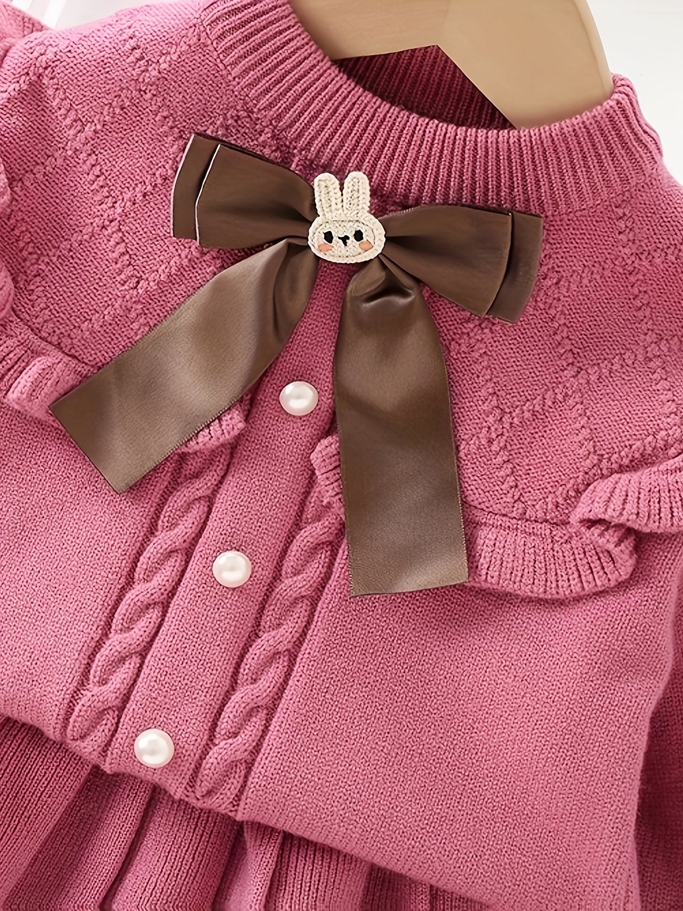 Vestido de niña tejido de invierno de dos piezas: top y falda.