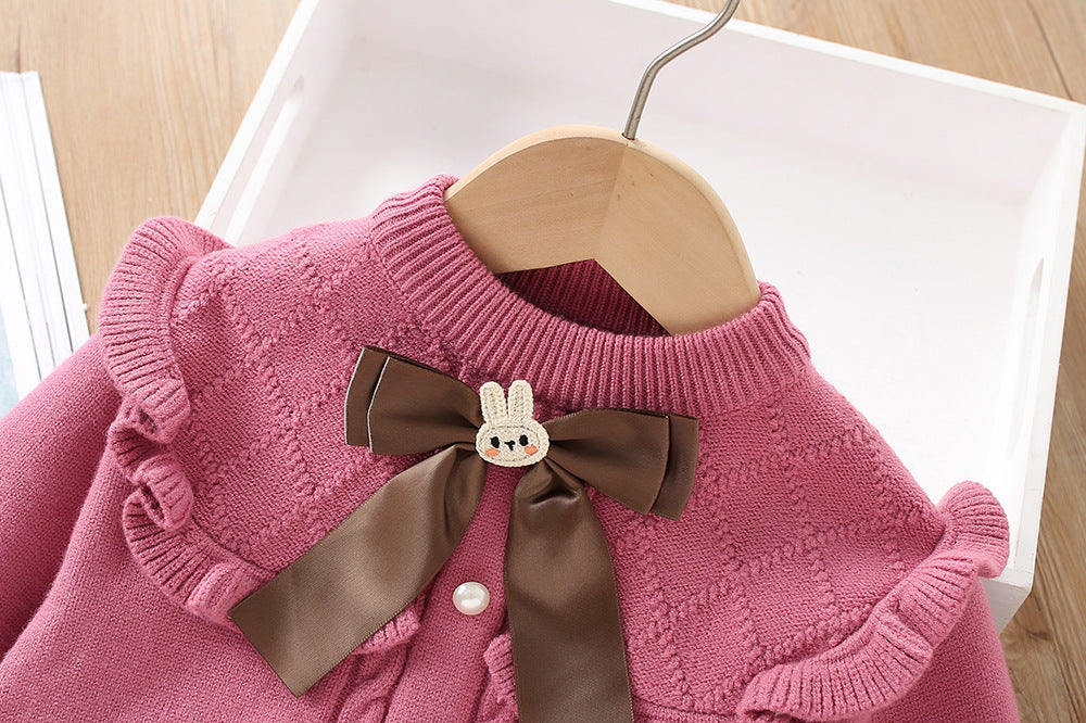 Vestido de niña tejido de invierno de dos piezas: top y falda.