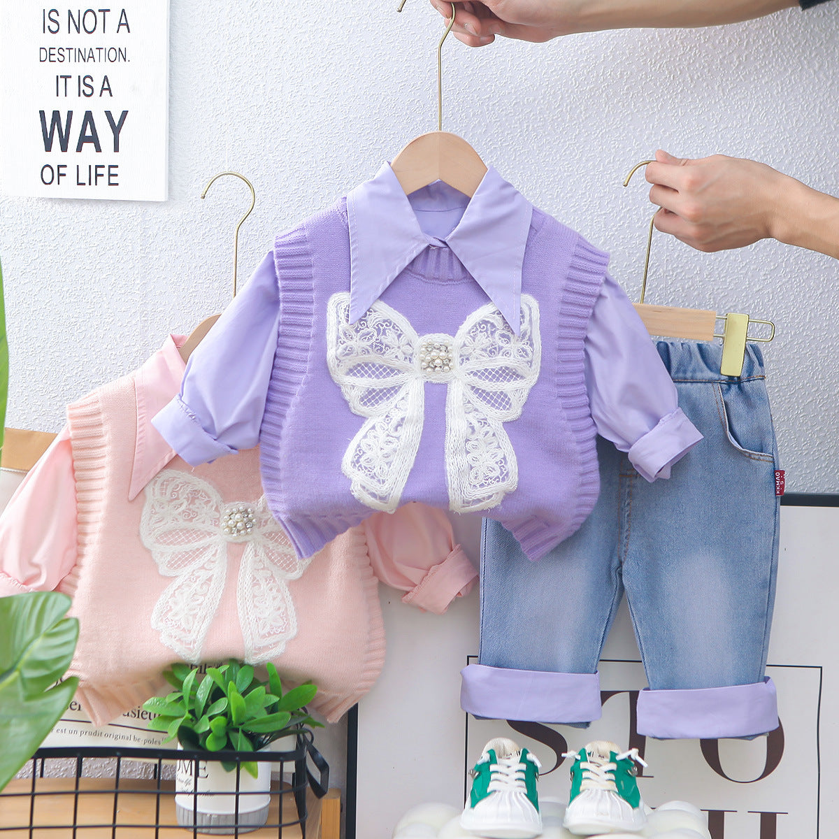 Conjunto de 3 piezas: camisa de manga larga, chaleco de lana decorado y pantalón vaquero