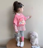 Conjunto de 3 piezas: suéter corto, camisa a rayas y chaleco de colores.