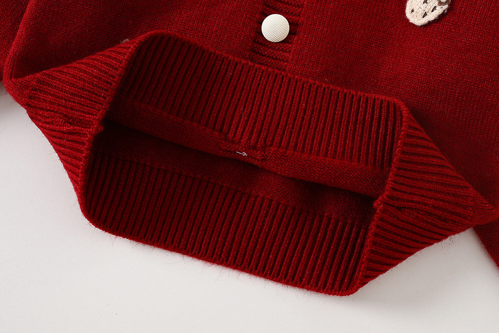 Vestido tejido con detalles de piel, de diseño elegante.