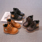 بوت شتوي بتصميم عصري مع رسمة دبدوب جانبية