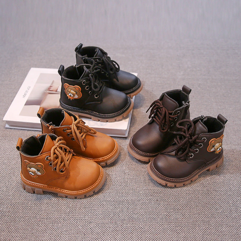 بوت شتوي بتصميم عصري مع رسمة دبدوب جانبية