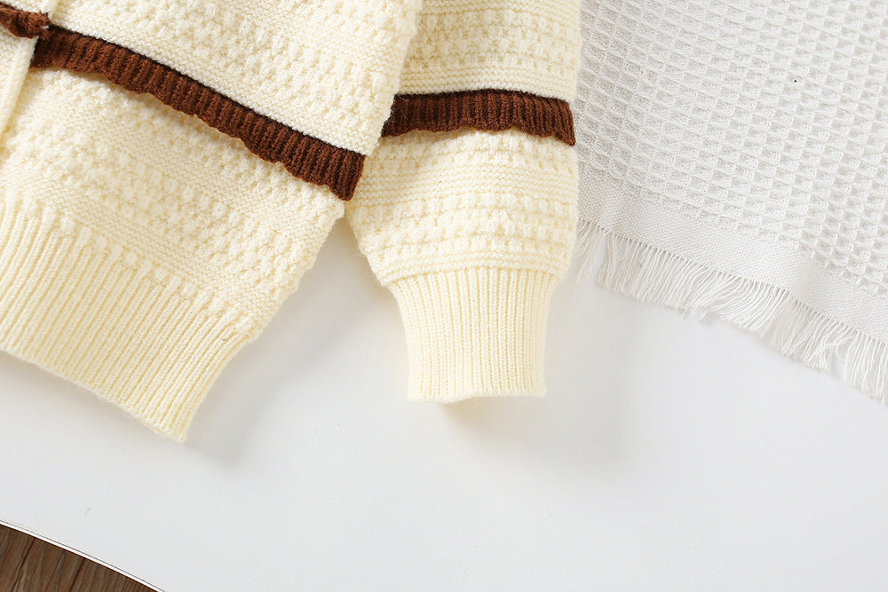 Vestido de niña de invierno elegante con diseño moderno y un toque clásico.