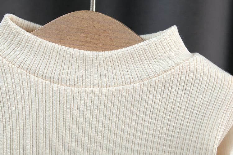 Conjunto de dos piezas para niña: suéter decorado con corazones de tela en relieve y pantalón de diseño acanalado.