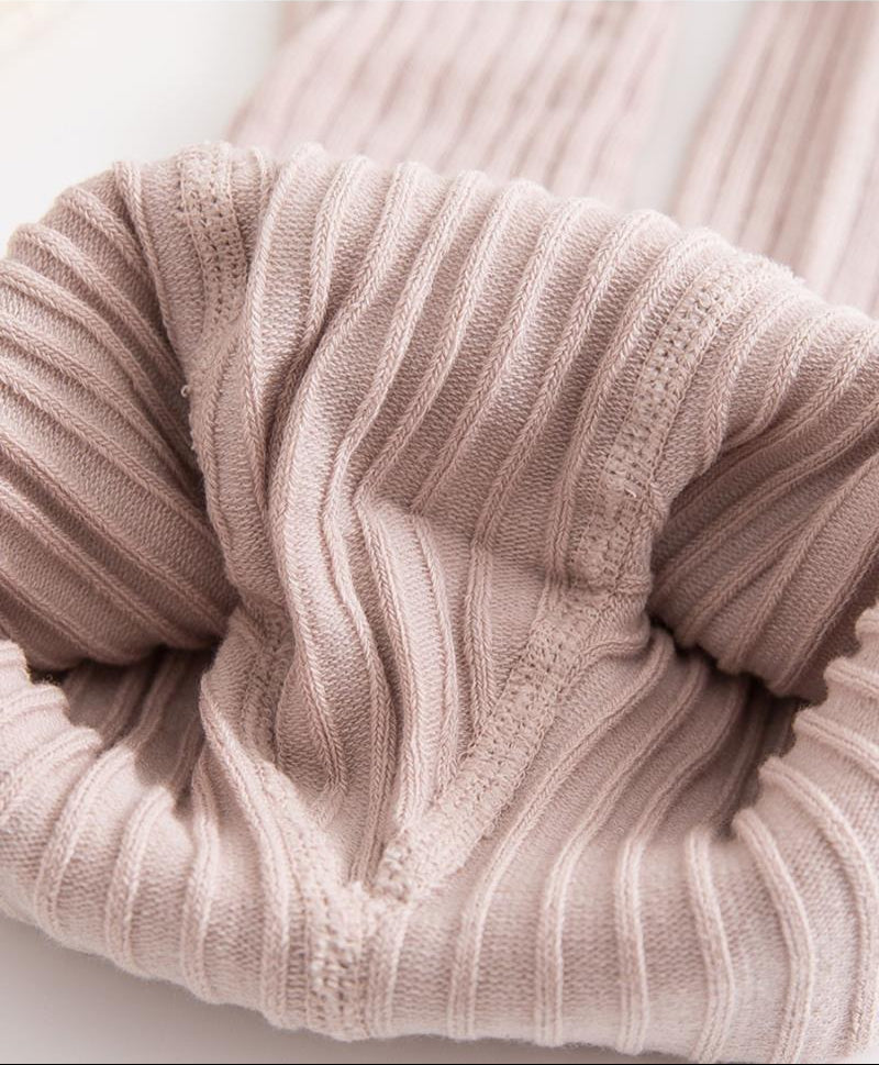 Calcetines largos con diseño suave y elegante