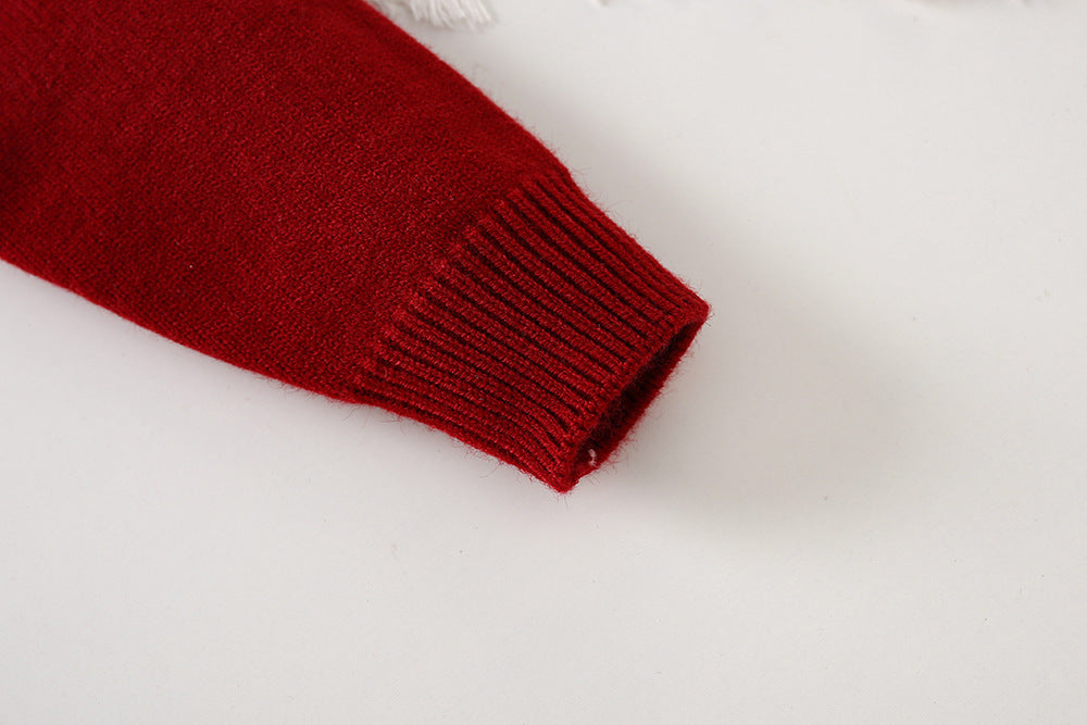 Vestido tejido con detalles de piel, de diseño elegante.