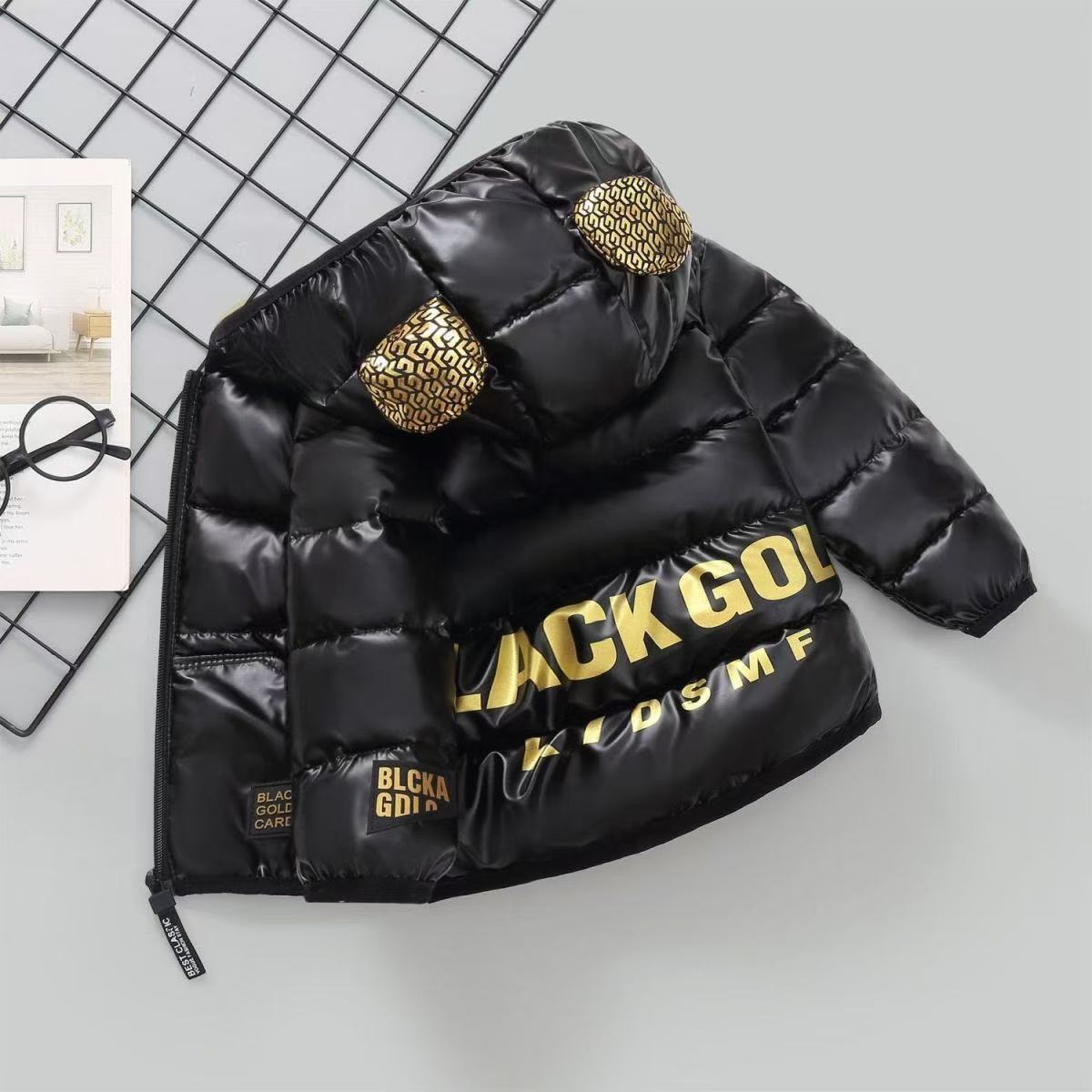 Chaqueta 'Black Gold' cálida con detalles dorados