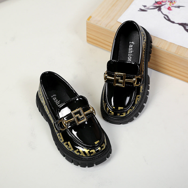 حذاء لوفر بتصميم عصري بلمسة ذهبية