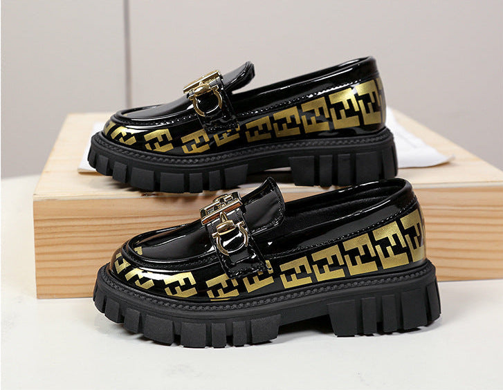 حذاء لوفر بتصميم عصري بلمسة ذهبية