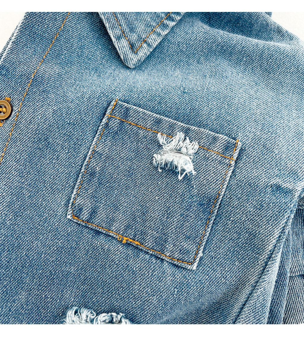 Mono vaquero de una pieza con diseño moderno