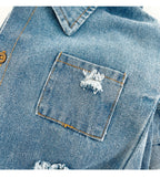 Mono vaquero de una pieza con diseño moderno