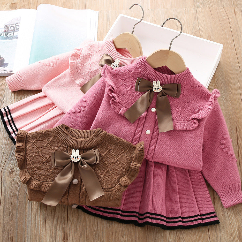 Vestido de niña tejido de invierno de dos piezas: top y falda.