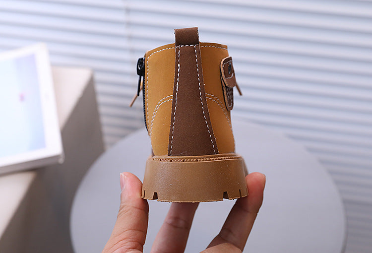 حذاء شتوي بفرو ناعم ودافئ بتصميم عصري