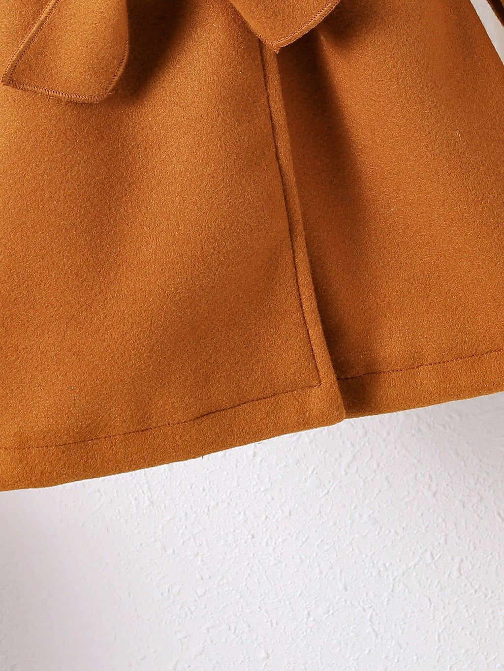 Abrigo de terciopelo suave con toque cálido y detalles de piel estampada.