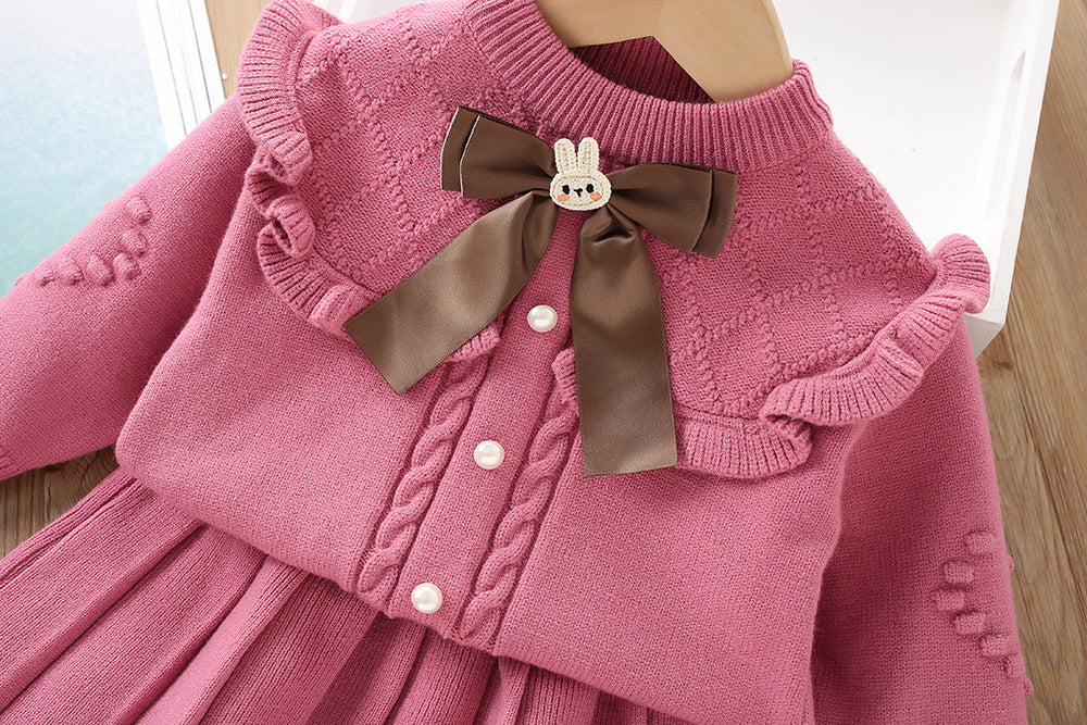 Vestido de niña tejido de invierno de dos piezas: top y falda.