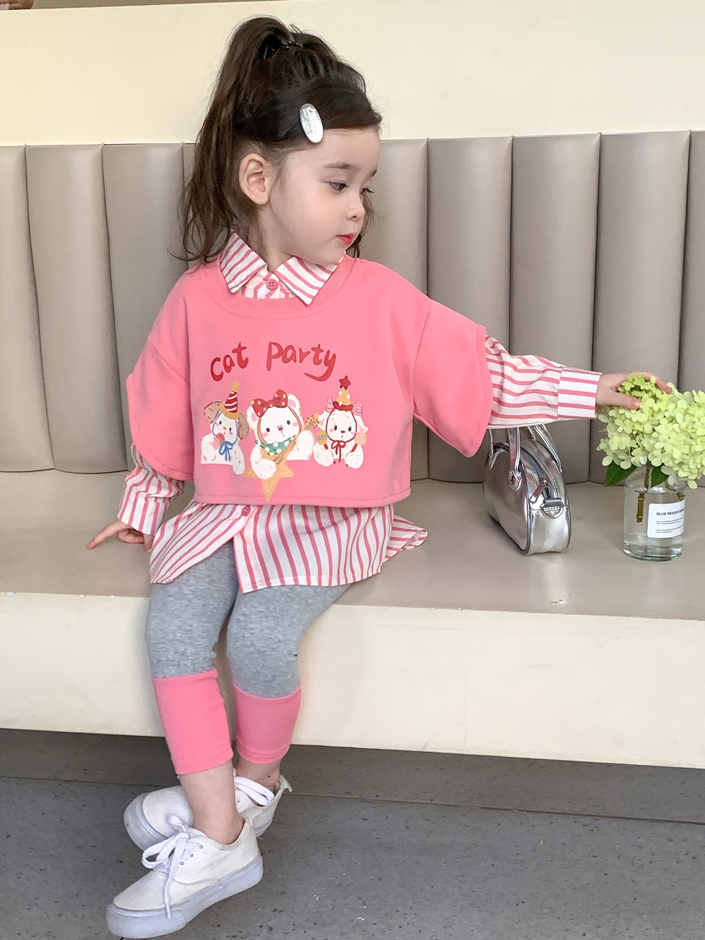 Conjunto de 3 piezas: suéter corto, camisa a rayas y chaleco de colores.