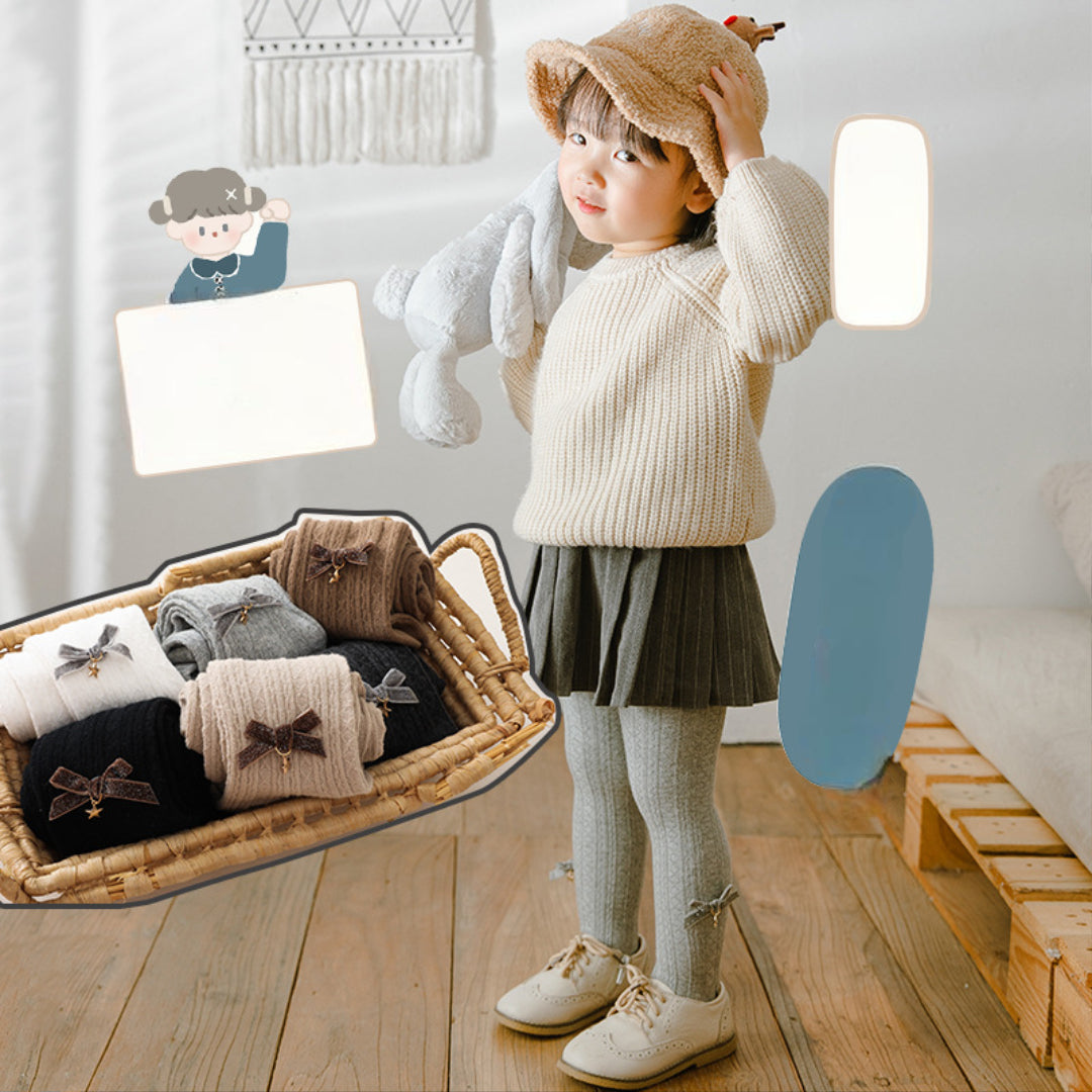 Medias elegantes para niña con lazo bordado.