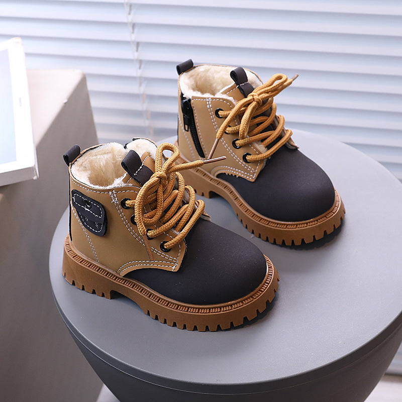 حذاء شتوي بفرو ناعم ودافئ بتصميم عصري