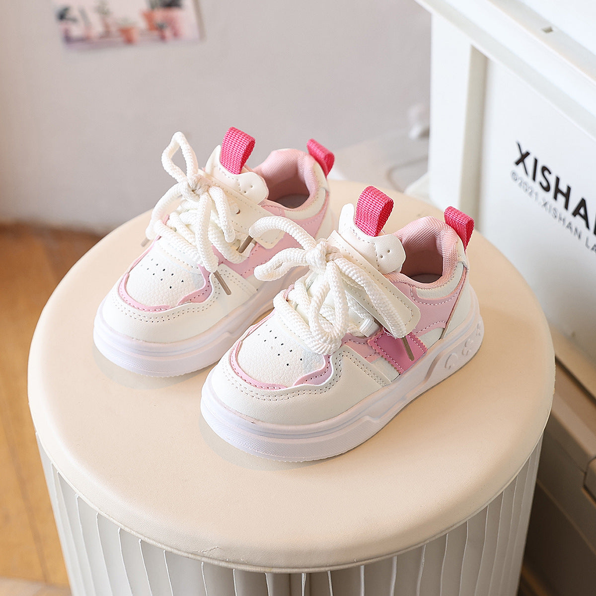 حذاء رياضي بمزيج اللونين الوردي والأبيض بتصميم عصري للبنات