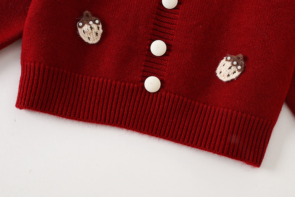 Vestido tejido con detalles de piel, de diseño elegante.