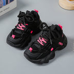 حذاء رياضي أسود بلمسات وردية عصري للبنات