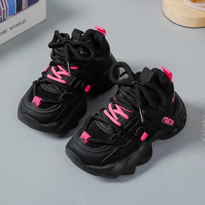 حذاء رياضي أسود بلمسات وردية عصري للبنات