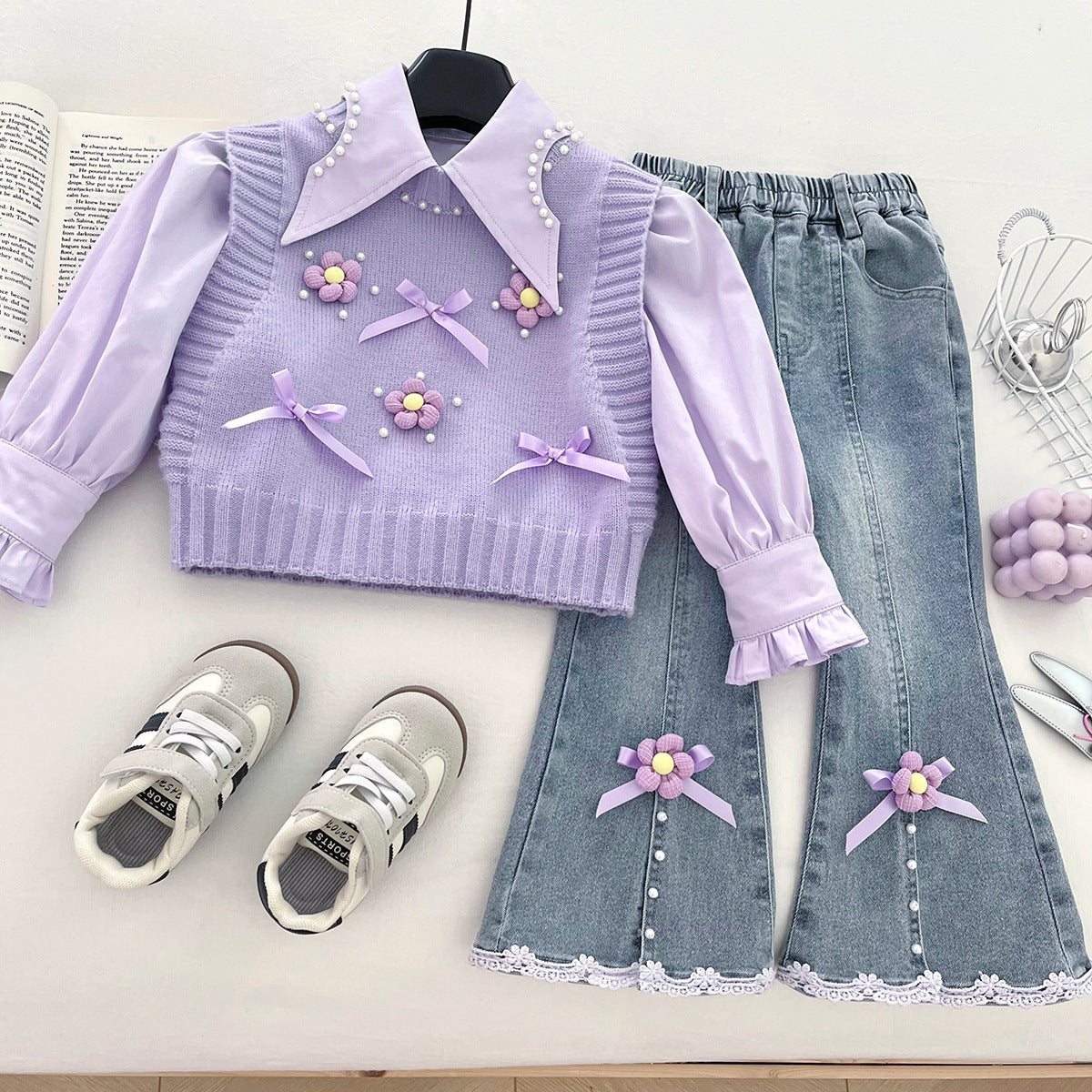 Conjunto de 3 piezas: blusa de mangas abullonadas, chaleco tejido decorado con perlas y pantalón vaquero.