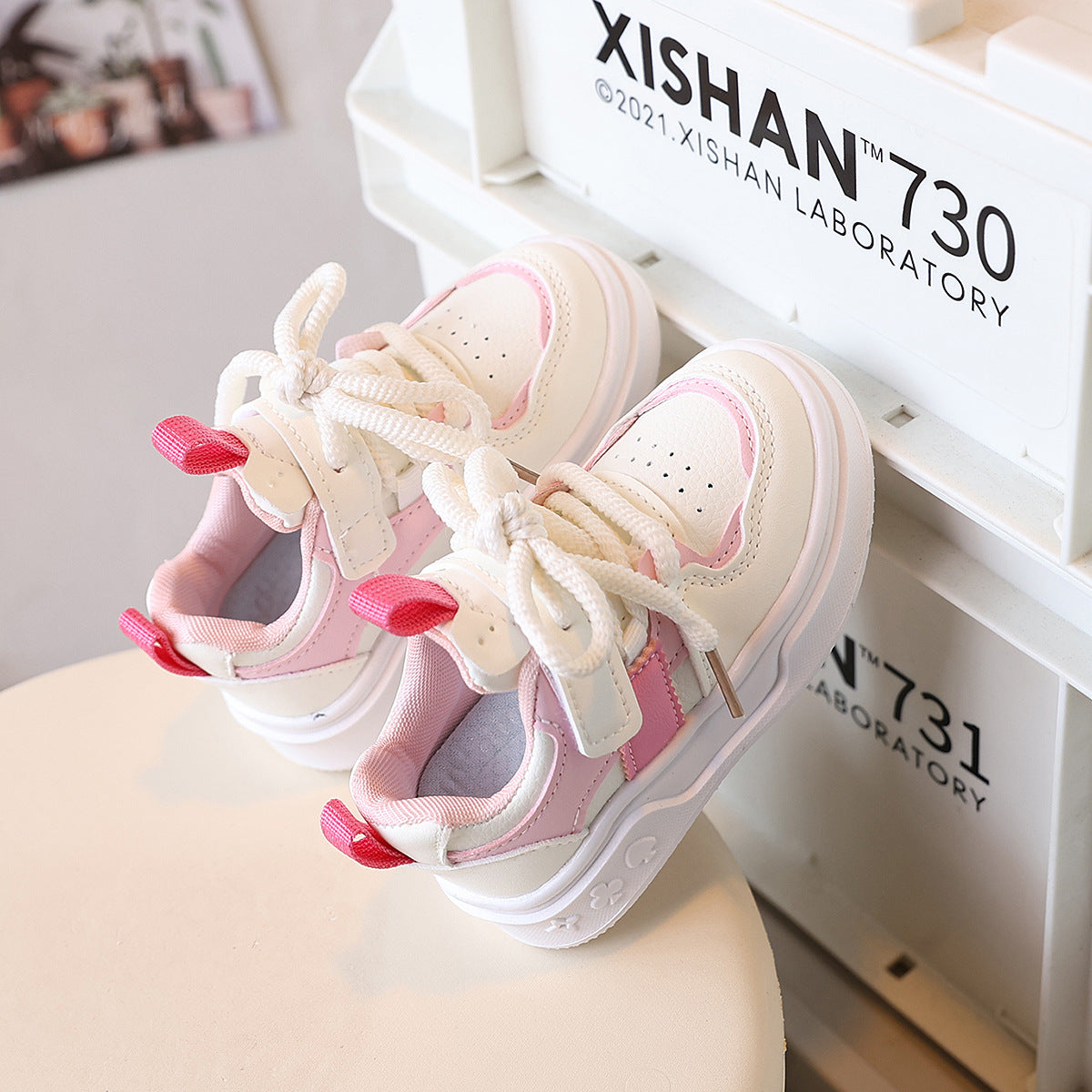 حذاء رياضي بمزيج اللونين الوردي والأبيض بتصميم عصري للبنات