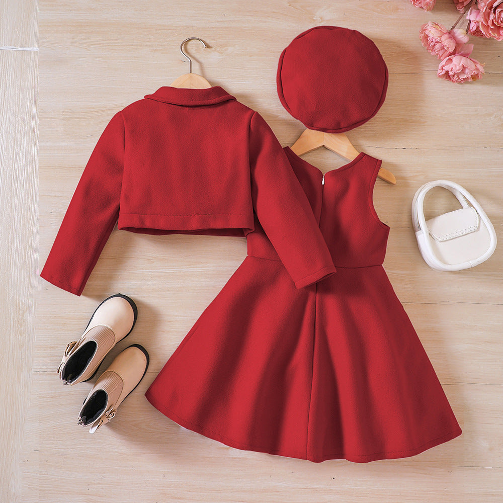 Conjunto elegante de 3 piezas: vestido, chaqueta y gorro en color rojo burdeos.