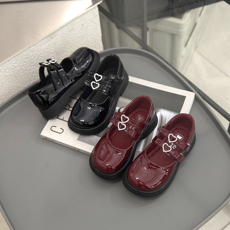 حذاء كلاسيكي أنيق بتصميم لامع