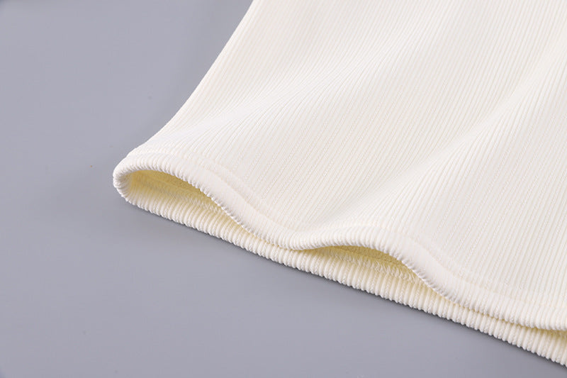 Conjunto de 3 piezas: chaleco de piel, camiseta interior cálida y falda de tweed.