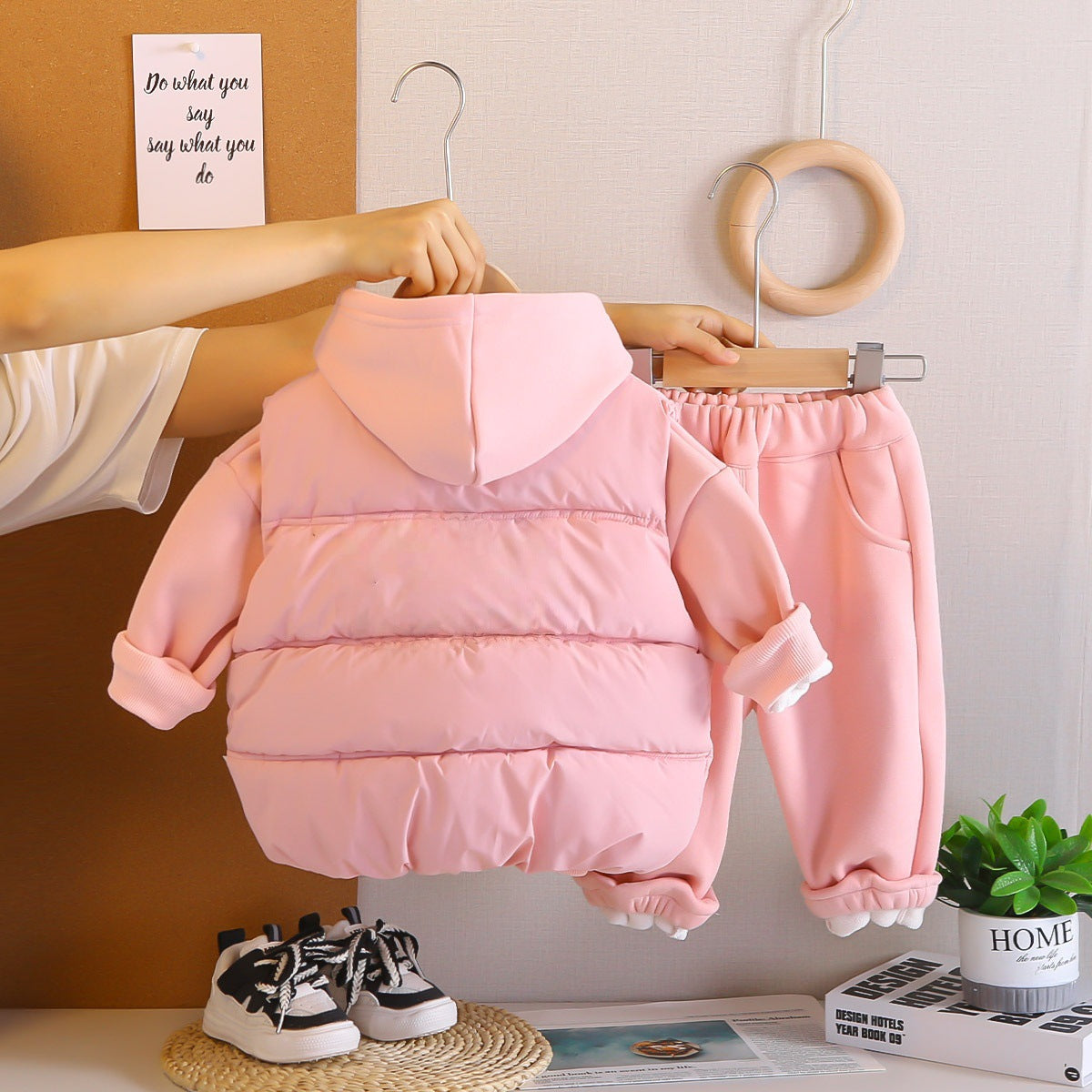 Conjunto de 2 piezas: chaqueta gruesa y pantalón de algodón en color rosa.