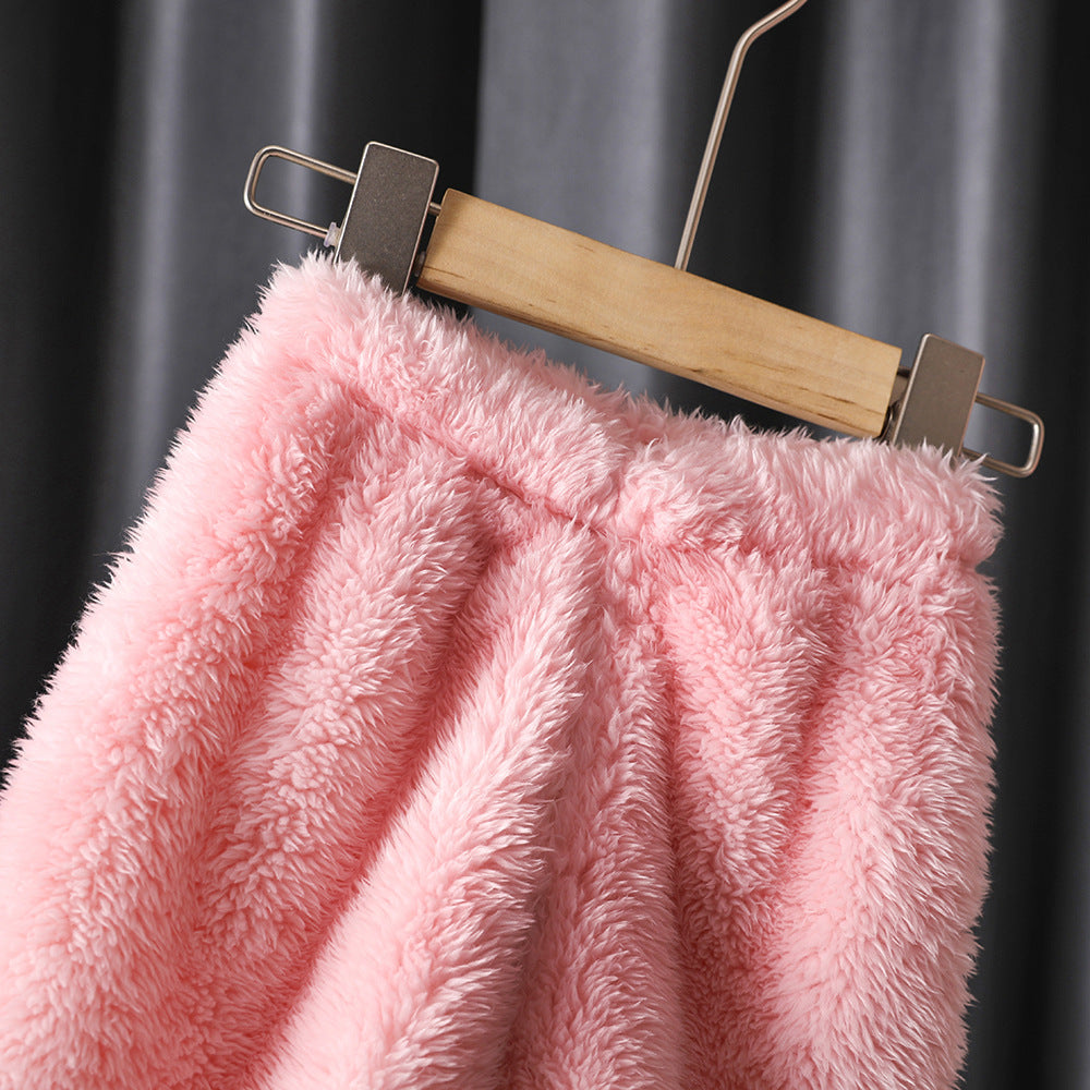 Conjunto de 2 piezas: chaqueta de terciopelo con estampado de fresas y pantalón de terciopelo.