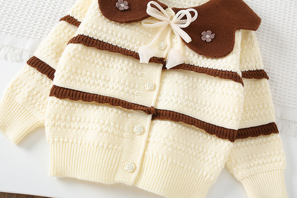 Vestido de niña de invierno elegante con diseño moderno y un toque clásico.