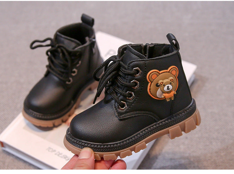 بوت شتوي بتصميم عصري مع رسمة دبدوب جانبية