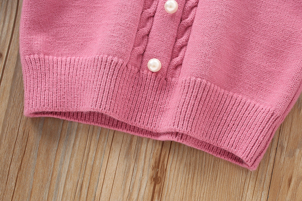 Vestido de niña tejido de invierno de dos piezas: top y falda.