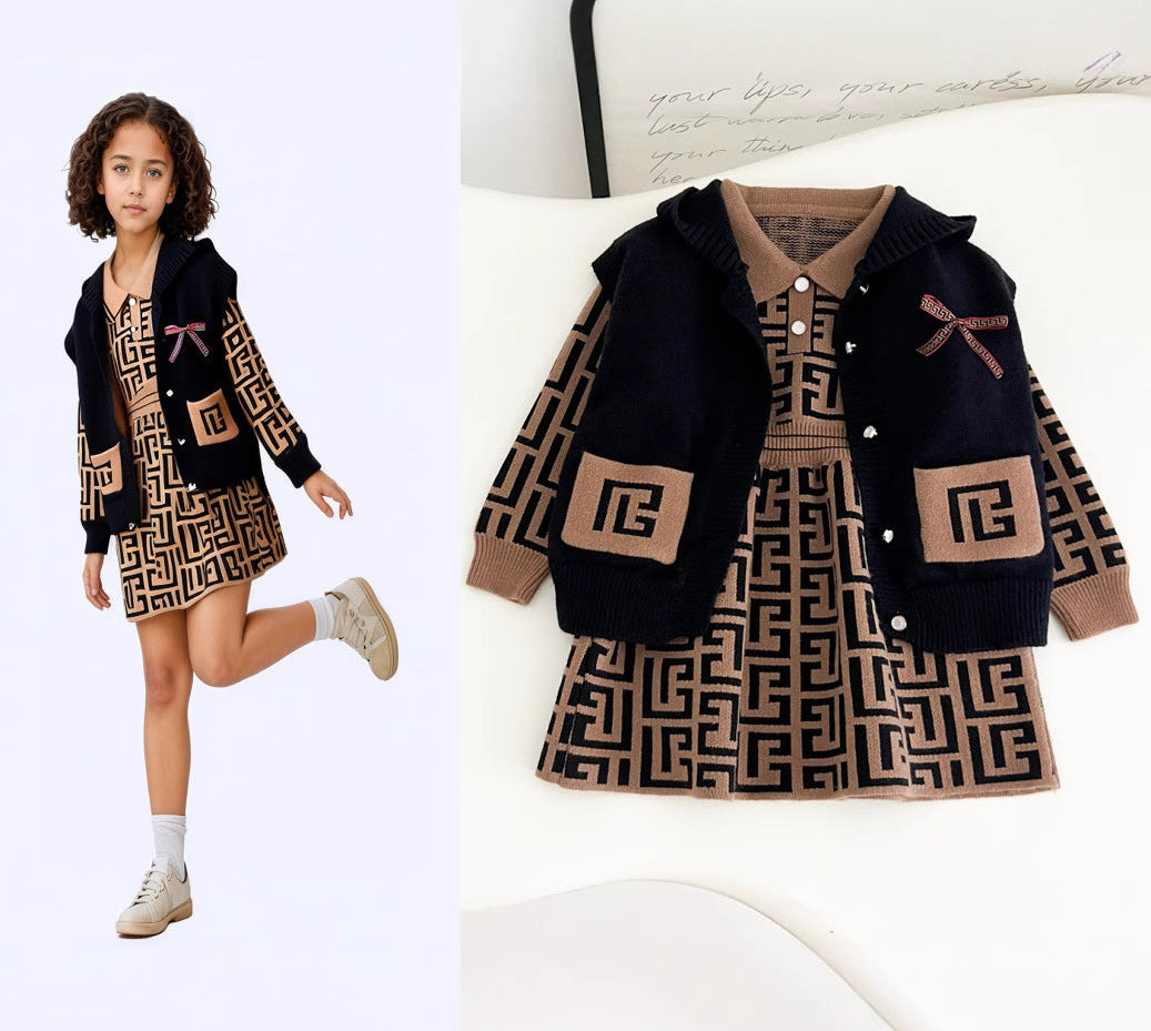 Conjunto de 2 piezas con diseño elegante y cuello clásico.