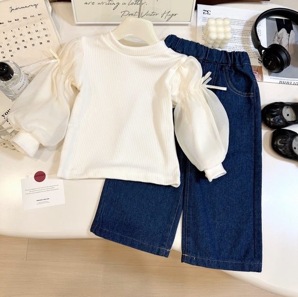 Conjunto de 3 piezas: blusa, chaleco de mezclilla y pantalón.