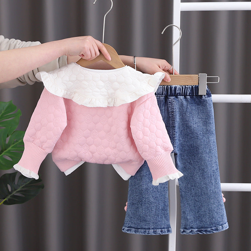 Conjunto moderno rosa de 3 piezas para niñas: suéter, camiseta y pantalón vaquero.