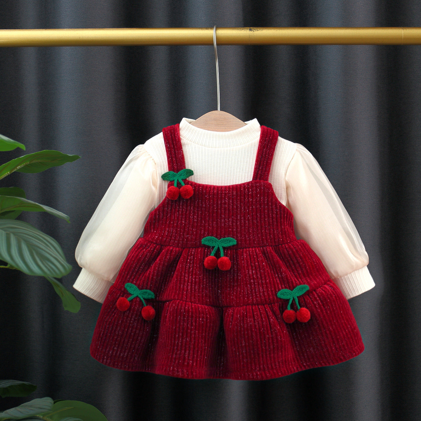 Conjunto de dos piezas para niña: suéter decorado con corazones de tela en relieve y pantalón de diseño acanalado.