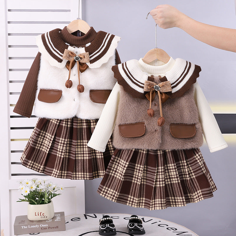 Conjunto clásico de 3 piezas: camiseta interior, chaleco de lana y falda a cuadros.