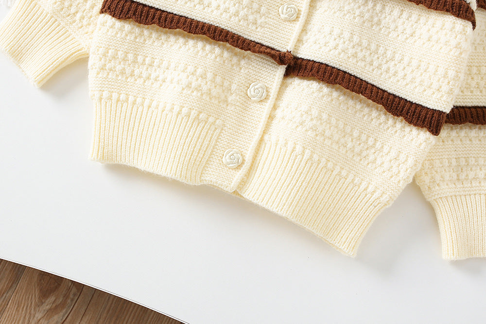 Vestido de niña de invierno elegante con diseño moderno y un toque clásico.