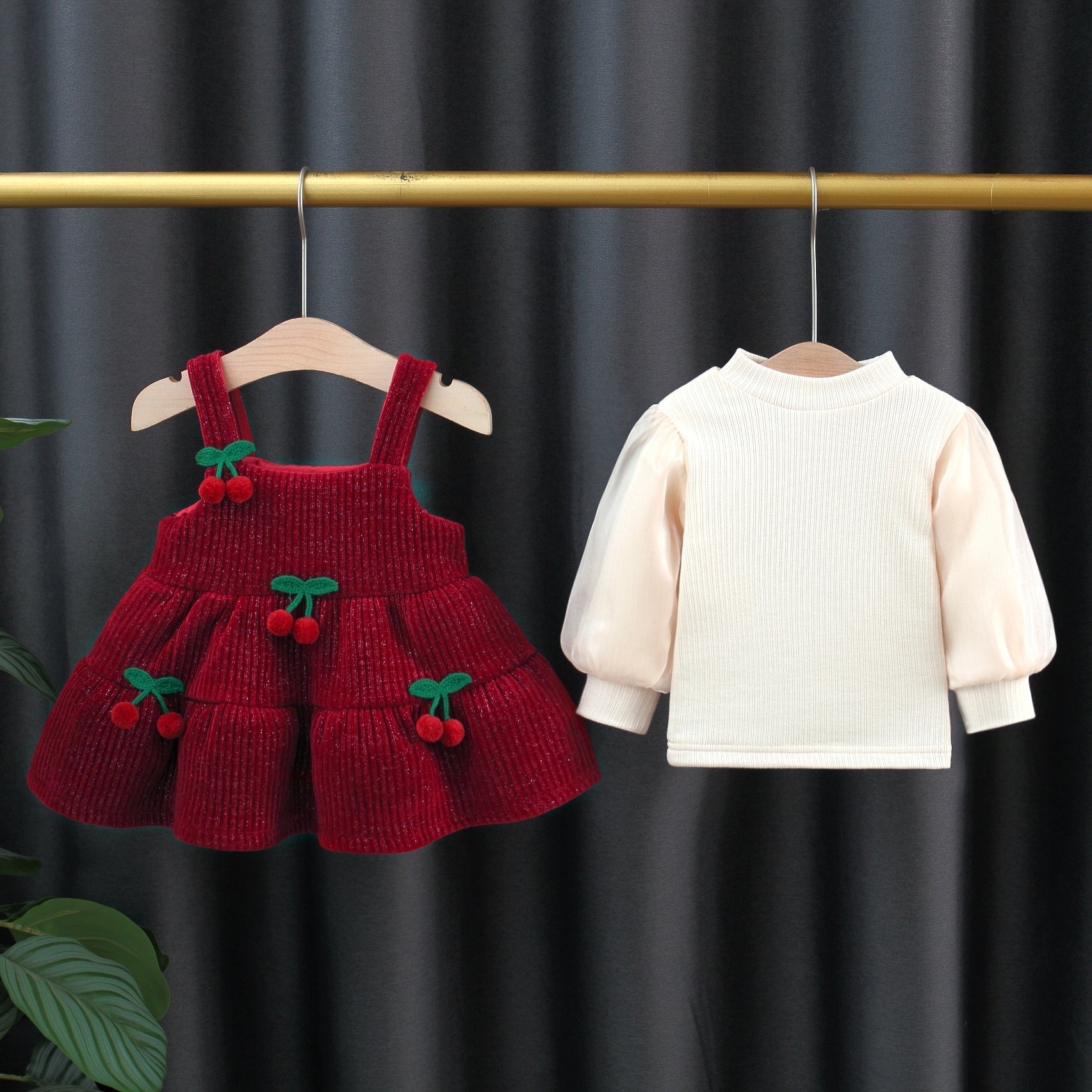 Conjunto de dos piezas para niña: suéter decorado con corazones de tela en relieve y pantalón de diseño acanalado.