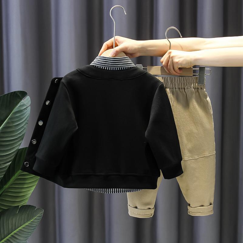 Conjunto de 3 piezas: chaqueta negra, camiseta de rayas y pantalón beige