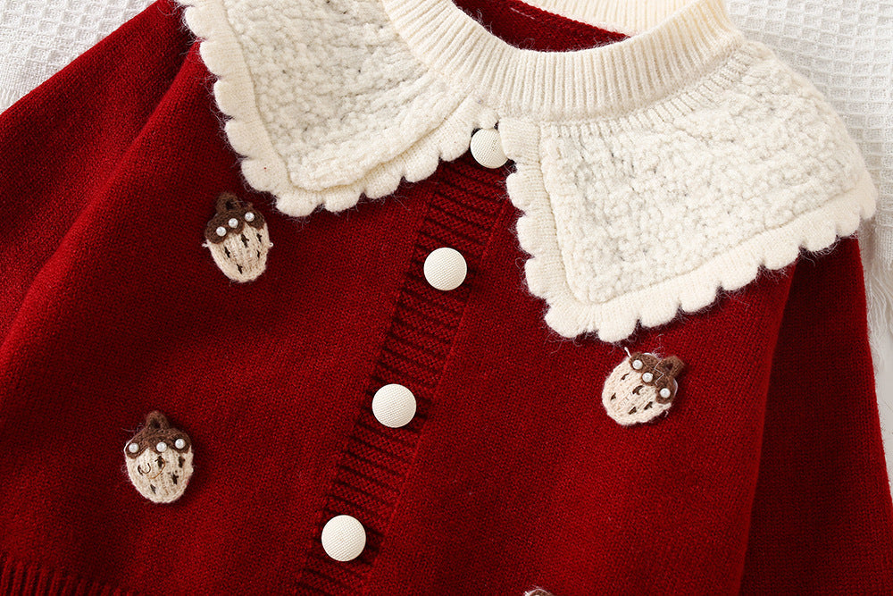 Vestido tejido con detalles de piel, de diseño elegante.