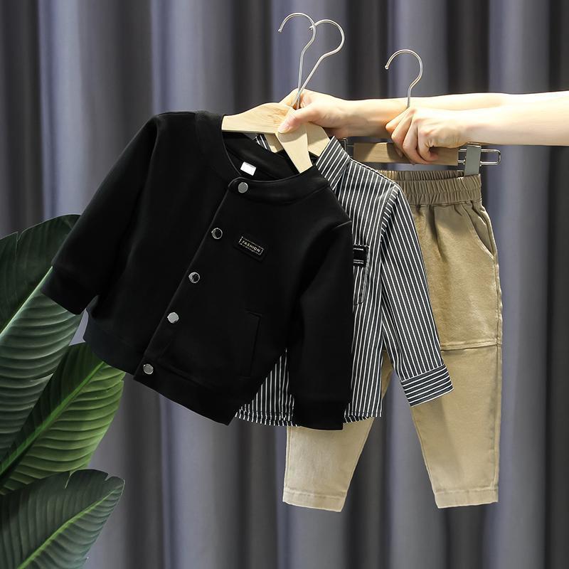 Conjunto de 3 piezas: chaqueta negra, camiseta de rayas y pantalón beige