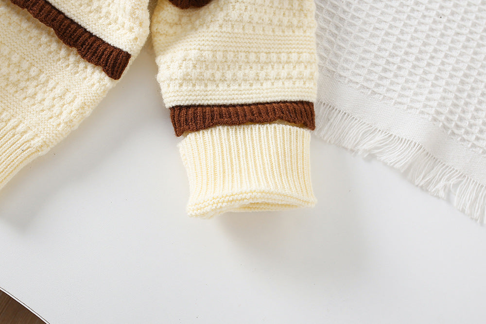 Vestido de niña de invierno elegante con diseño moderno y un toque clásico.