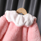 Conjunto de 2 piezas: chaqueta de terciopelo con estampado de fresas y pantalón de terciopelo.