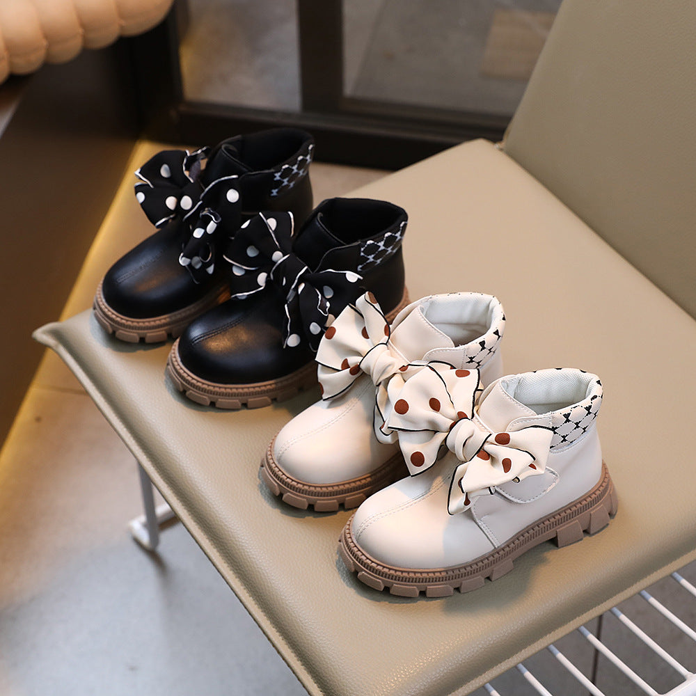 بوت شتوي أنيق بتصميم بفيونكة قماشية منقطة